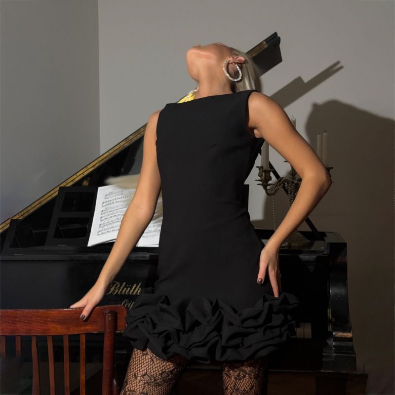 A French-Inspired Backless Dress With Pleated Hem Exudes Sophistication, Featuring A Solid-Color Silhouette That Slims A_ecoleips.com