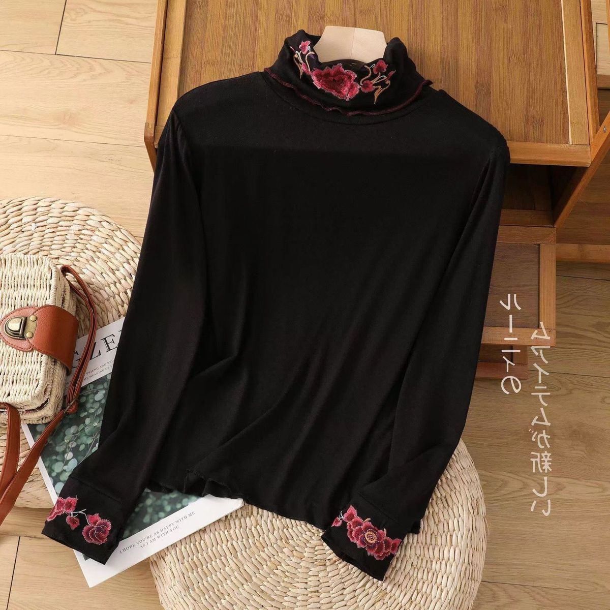 A Retro-Style Long-Sleeved T-Shirt With Winter-Resistant Fleece Lining, Featuring Traditional Ethnic Embroidery Patterns_ecoleips.com