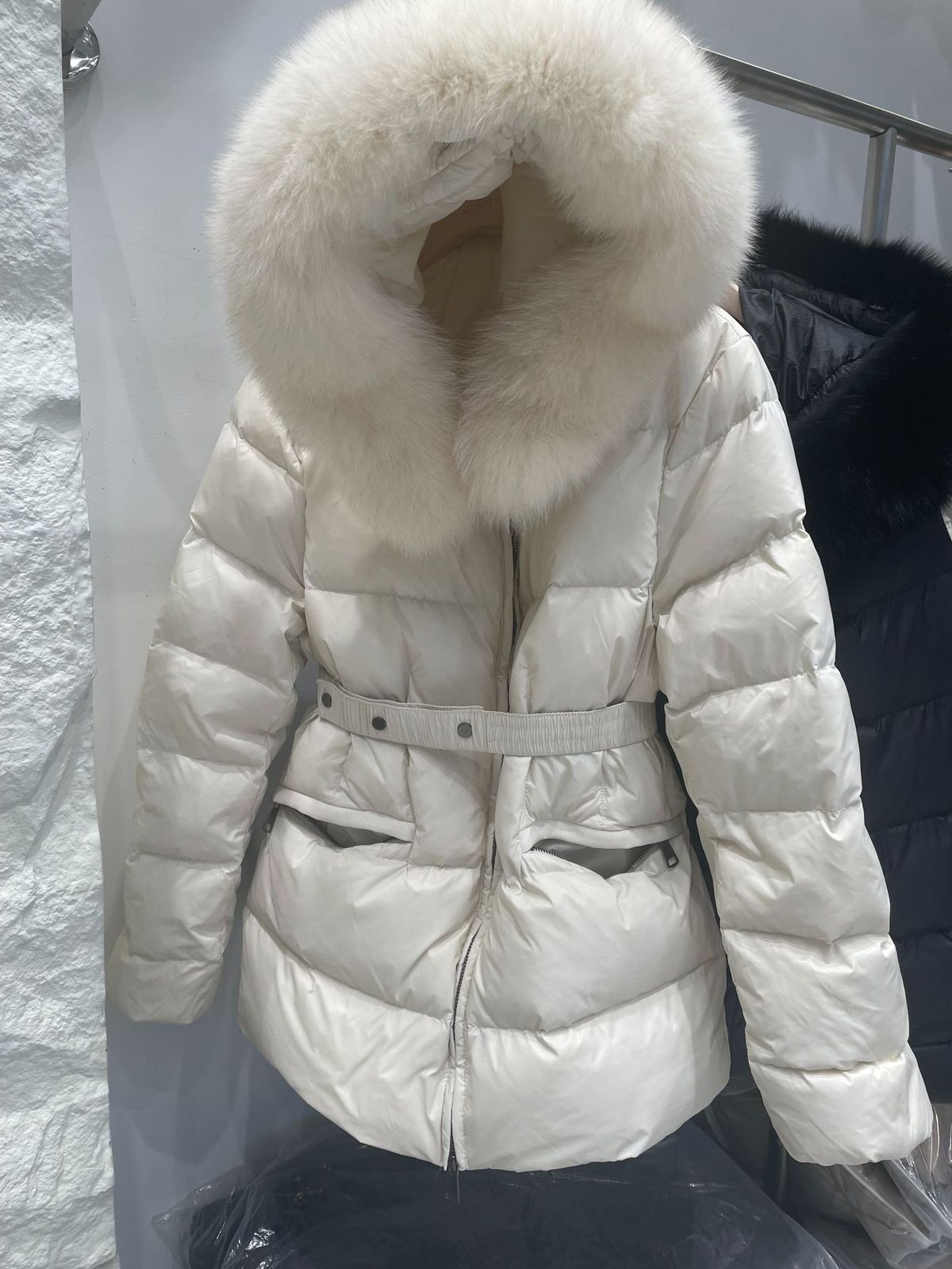 Women's Winter Hooded Short Down Jacket With Fox Fur Trim, 90% White Duck Down, Slim Fit Waist Design, Water-Resistant Nylon_ecoleips.com