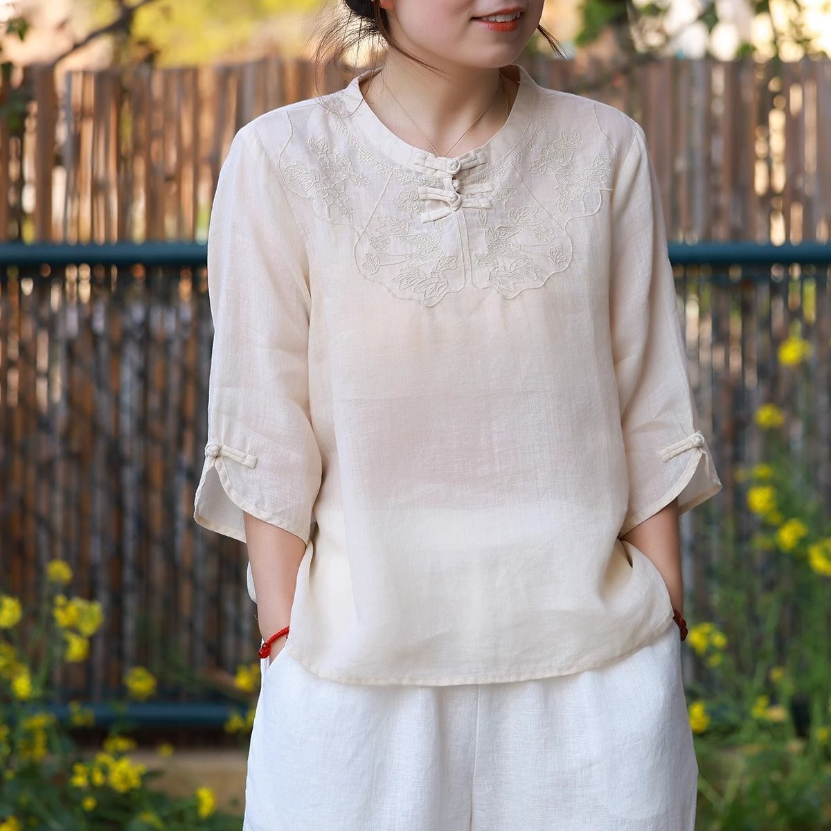This Fresh, Green-Themed Literary And Artistic Retro-Style Top Features Five-Quarter Sleeves, A Stylish Buttoned Design,_ecoleips.com