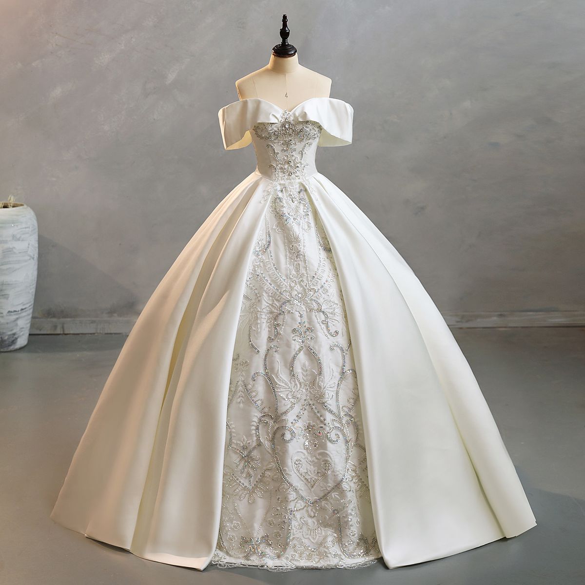 Plus Size Satin Wedding Dress Off The Shoulder Heavy Duty French Style High End Texture Luxurious Main Wedding Dress For Petite Women_ecoleips.com