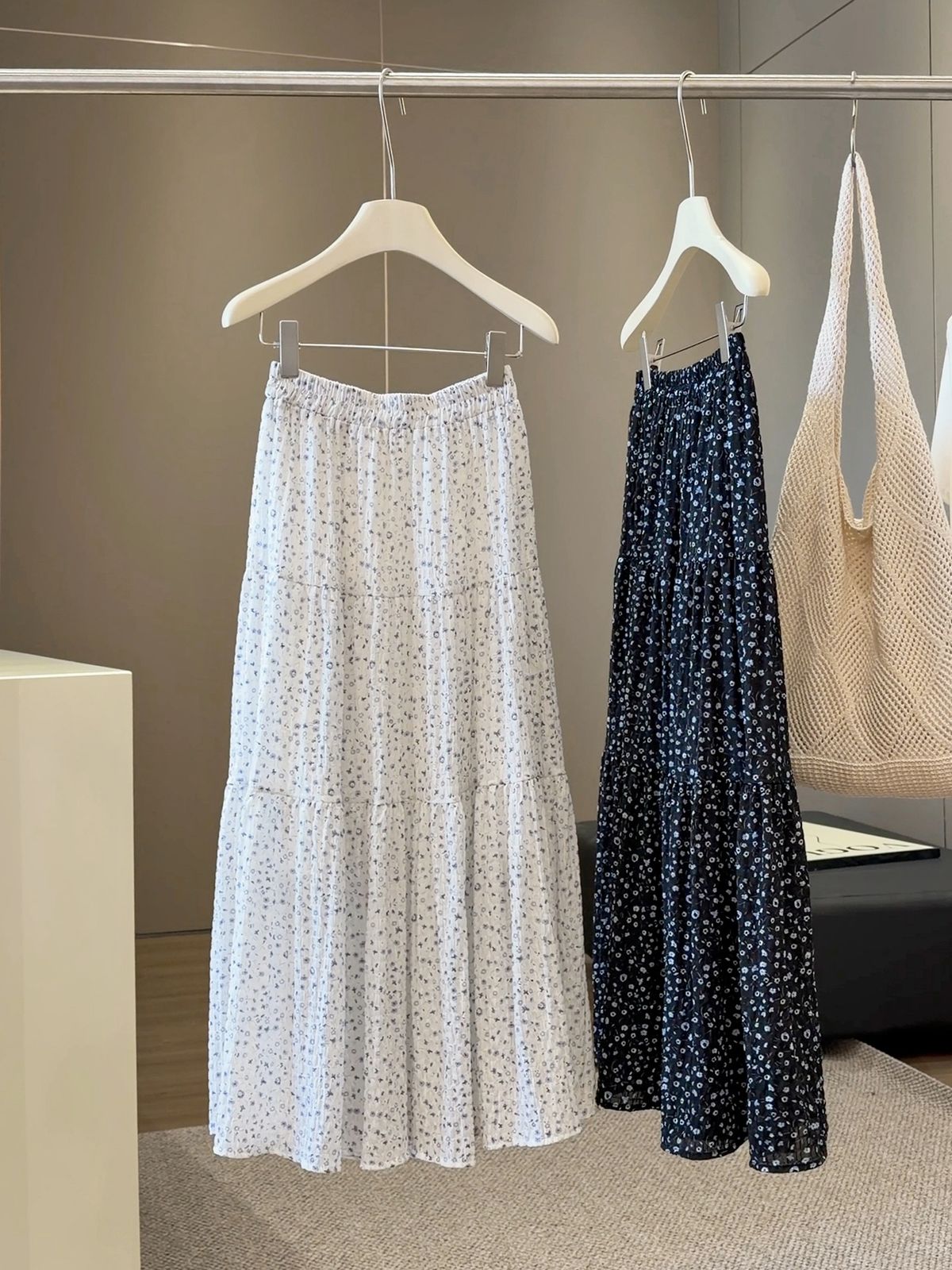 Black Floral Print Midi Skirt for Women Korean Style High Waisted Slimming A-Line Hip Covering Elegant Versatile Summer 2026_ecoleips.com