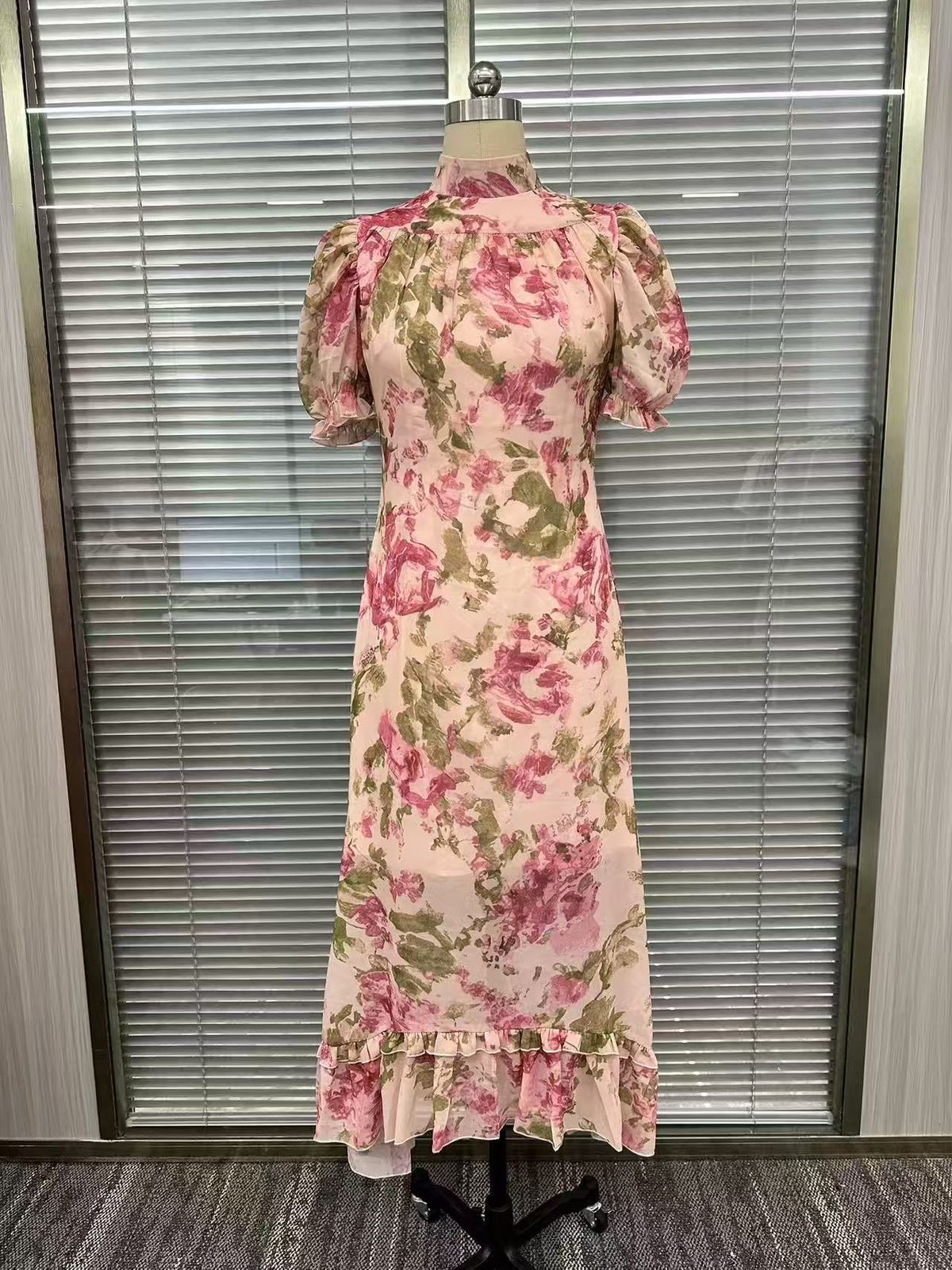 K New Bubble Sleeve Printed Slim Fit Long Dress With Fashionable Pleated Design. No Necklaces Or Other Accessories_ecoleips.com