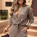 A Lady's Long-Sleeved Shirt Pocket With A Long Hemline And Breasted Buttons In A Solid Color_ecoleips.com