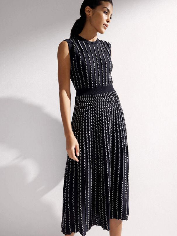 TARUXY Casual Knitted Dress Women's Crew-Neck Sleeveless Textured Knit Midi Pleated Dress Female Summer Stylish Commuter Dress_ecoleips.com