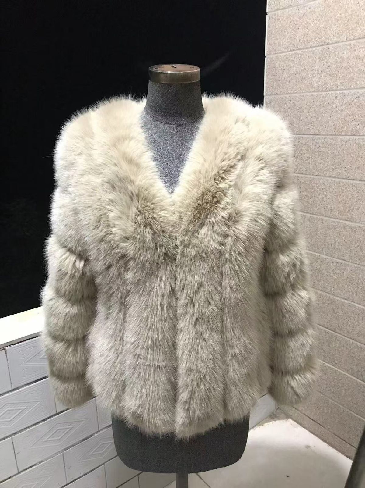 Faux Fox Fur Collar Coat - Women's Short V-Neck Faux Fur Jacket In Cream/Black/Camel (One Size Fits 80-130)_ecoleips.com
