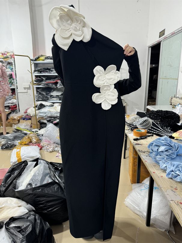 Sexy Black One Shoulder Back Bandage With Delicate Floral Decoration On The Chest Dress_ecoleips.com