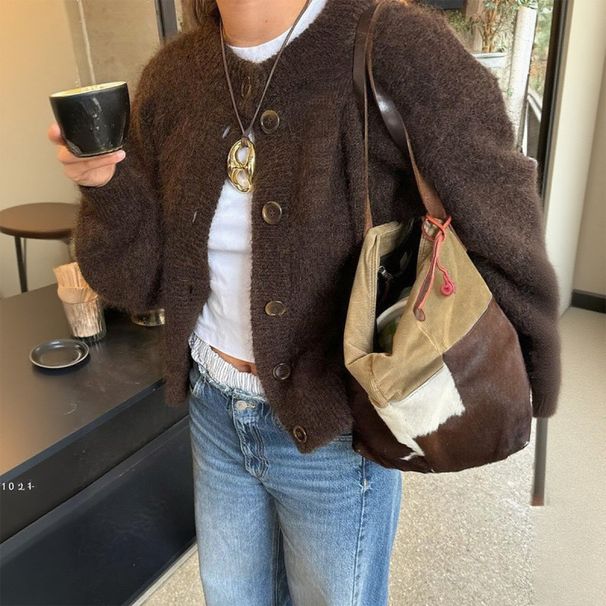 A Casual Yet Elegant Long-Sleeved Jacket With Simple Buttons, Paired With A Relaxed Yet Stylish Sweater In A Retro-Chic_ecoleips.com