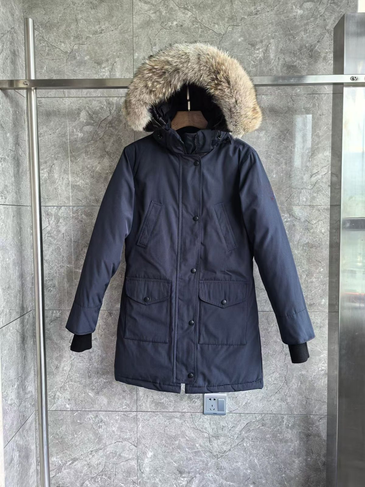 Women's Winter Parka With Detachable Wolf Fur Hood - 86%-90% White Duck Down Filling, Water-Resistant Polyester Shell, Mid-Length Warm Coat_ecoleips.com