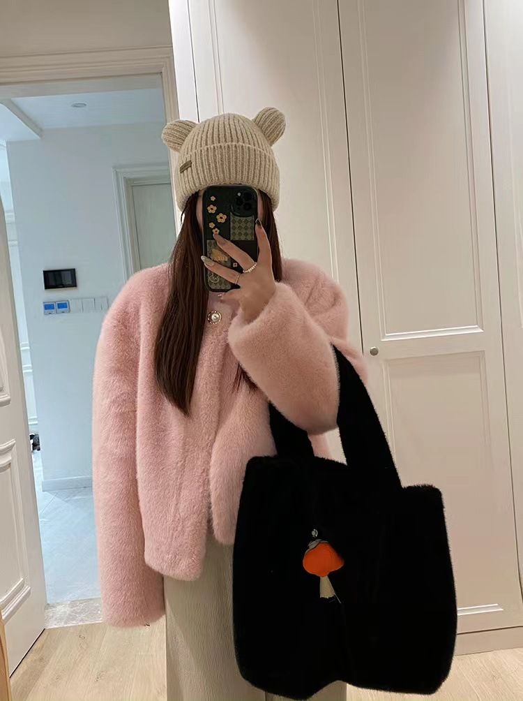 Women’s Velvet Mink Fur Short Coat – Luxe Pearl-Button Jacket | Plush & Eco-Friendly Faux Fur Outerwear For Winter_ecoleips.com