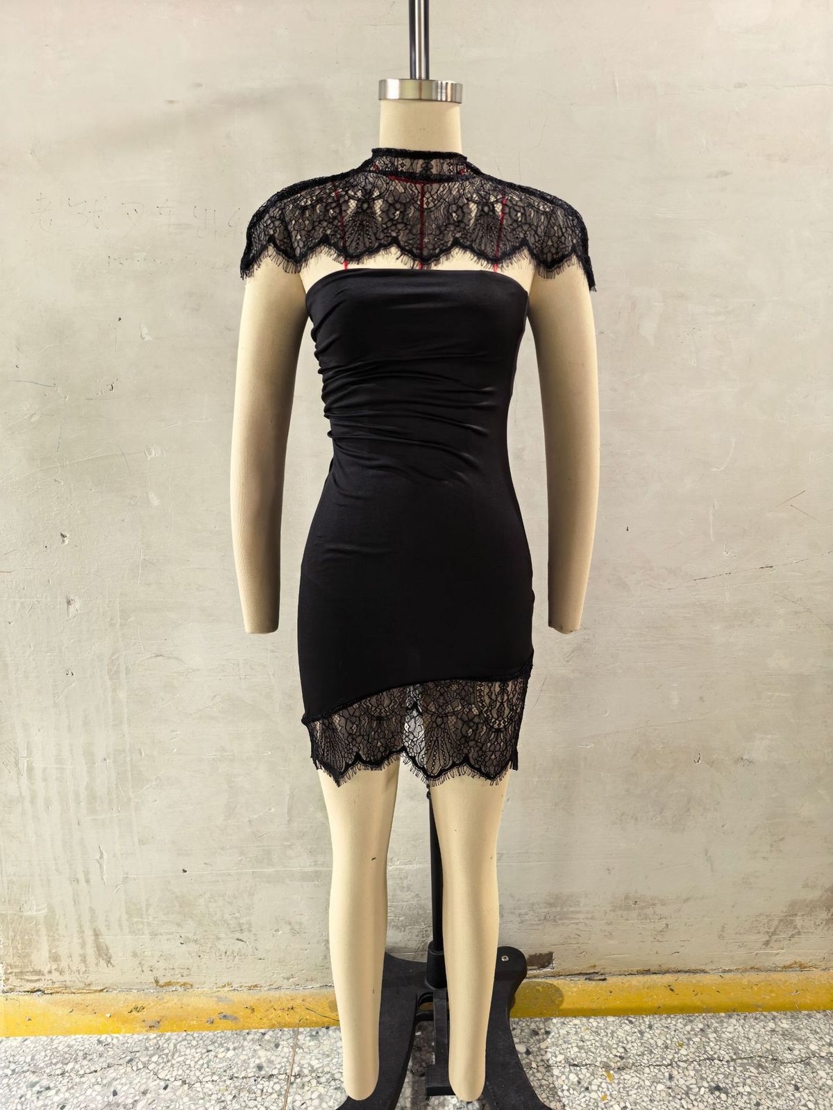 Lace Trim Off-Shoulder Bodycon Dress – Sexy Backless Mini Dress With Detachable Cape Versatile Black Color_ecoleips.com